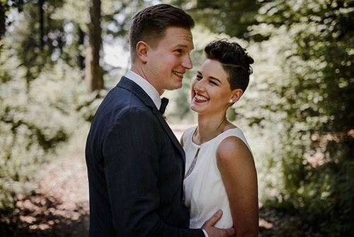 Hochzeit Brautpaar im Wald