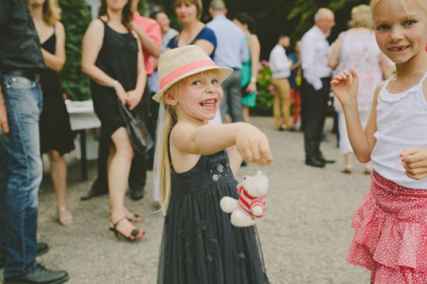 Fröhliches Mädchen auf Hochzeit