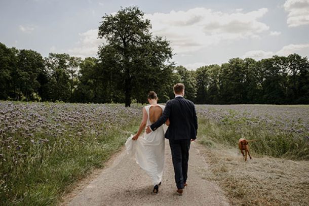 Hochzeit Brautpaar in der Natur