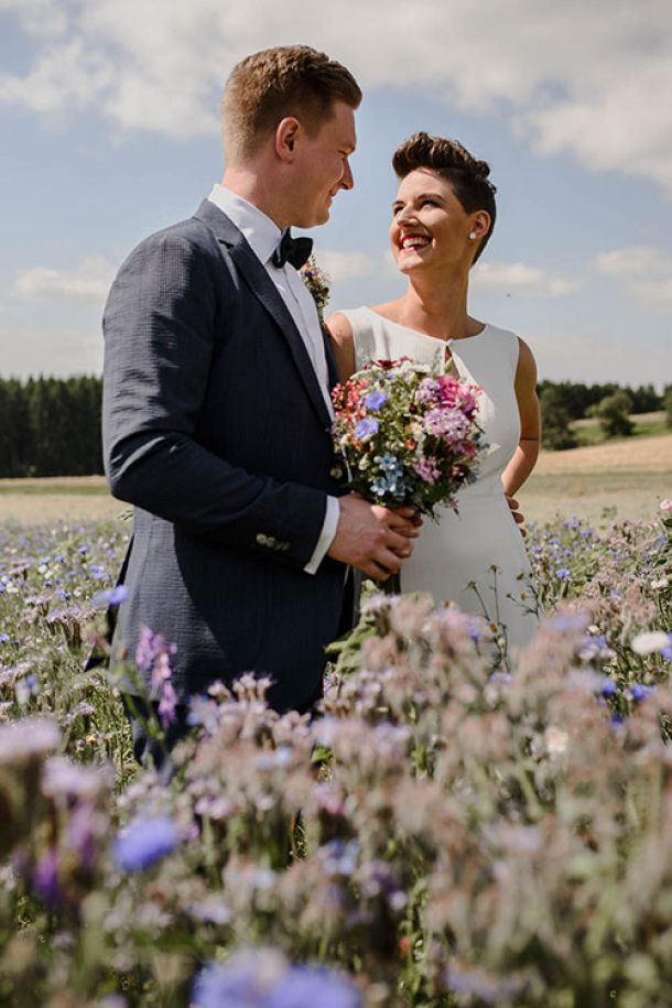 Hochzeit Brautpaar Blumenwiese