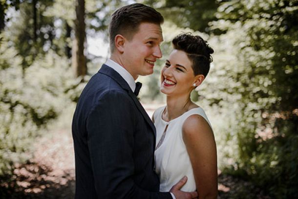 Hochzeit Brautpaar im Wald