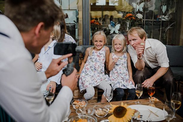 Hochzeit Gäste beim Apero